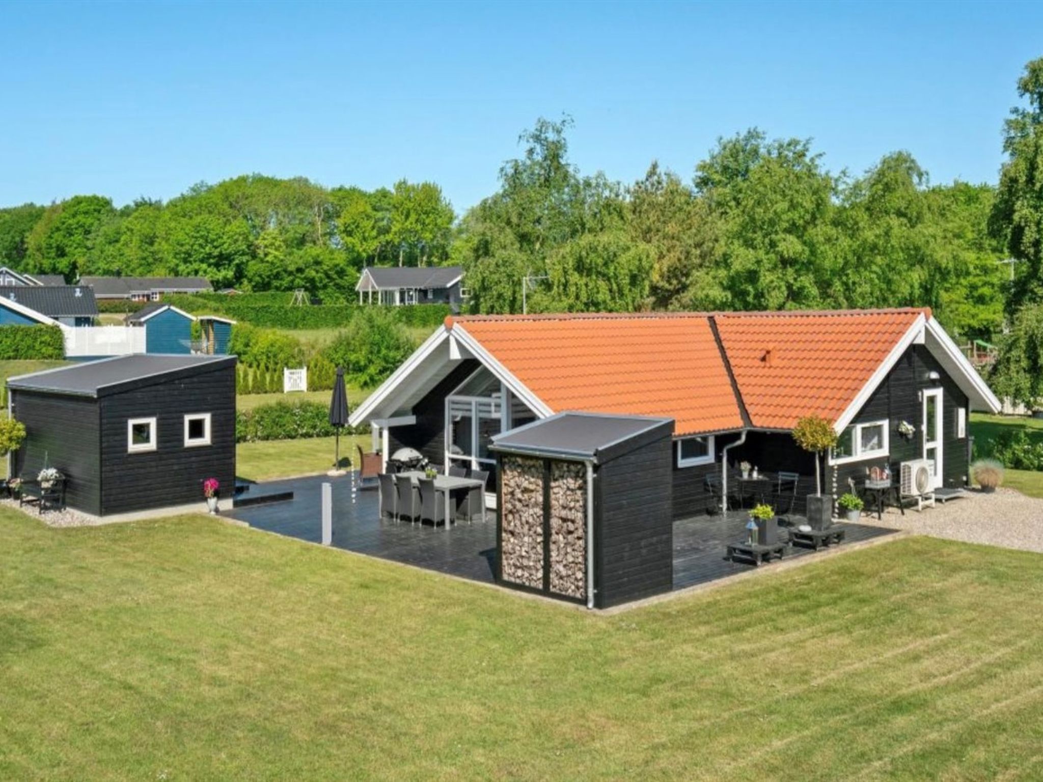 "Ognen" - 300m from the sea", huis 3-kamers 85 m2. Het objekt is geschikt voor 6 volwassenen. Woonkamer met TV. 1 kamer met 1 2-pers bed. 1 kamer met 1 2-pers bed. 1 kamer met 1 2-pers bed. Keuken (ov..