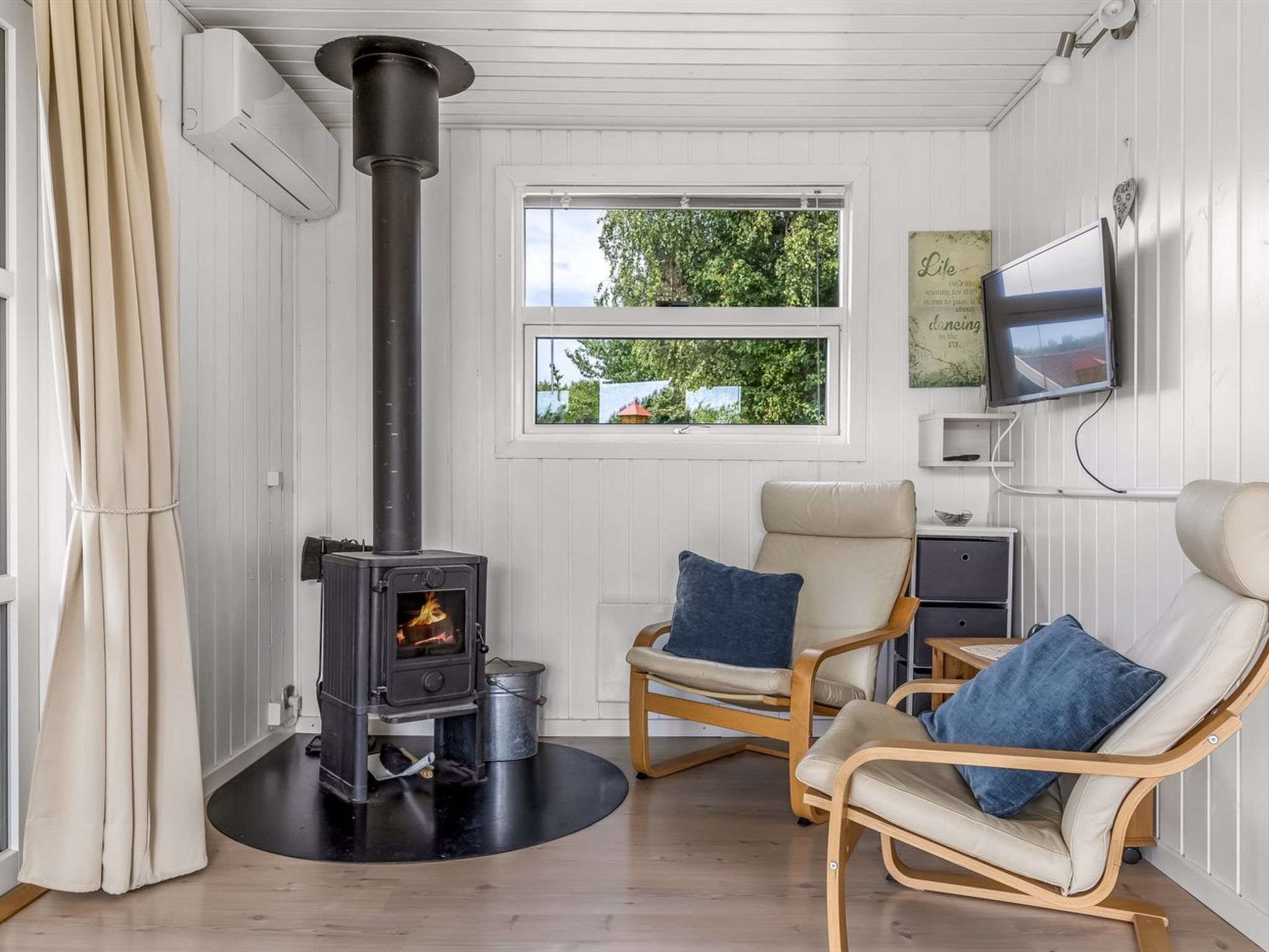 "Laurine" - 500m from the sea - Binnen
