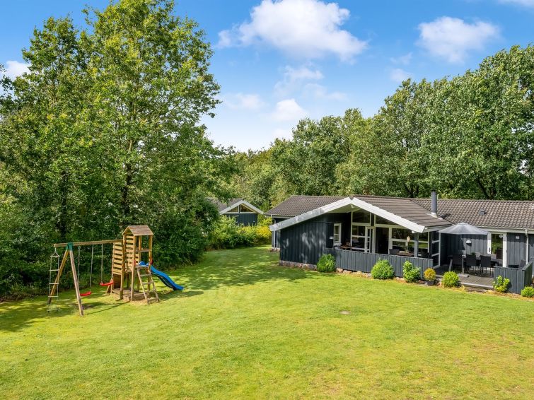 "Gurly" - 25km from the sea", huis 4-kamers 120 m2. Het objekt is geschikt voor 8 volwassenen + 1 kinderen. Woonkamer met TV en DVD. 1 kamer met 1 2-pers bed. 1 kamer met 1 2-pers bed. 1 kamer met 1 2..