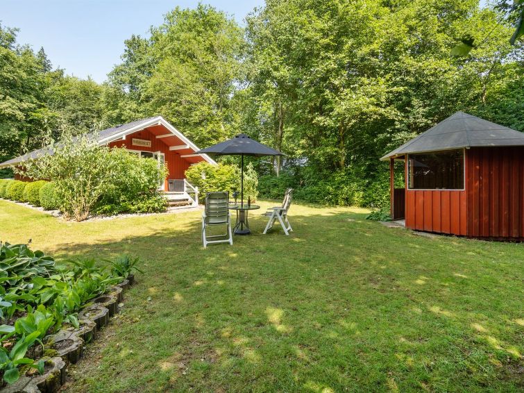 "Rentje" - 31km from the sea", 3-Zimmer-Haus 51 m2. Objekt geeignet für 6 Erwachsene + 1 Kind. Wohnzimmer mit TV und Radio. 1 Zimmer mit 1 Doppelbett. Studio 1 Zimmer mit mit 1 Doppelbett. Küche (Ba..