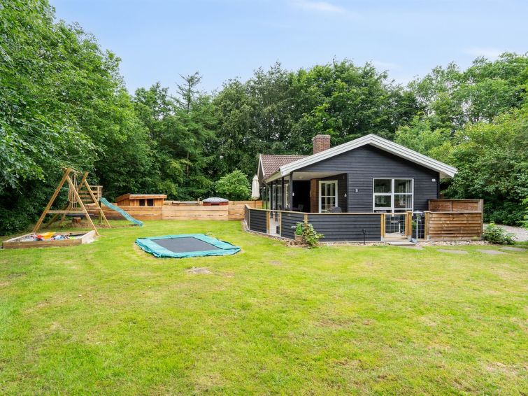 "Helghi" - 30km from the sea", huis 3-kamers 58 m2. Het objekt is geschikt voor 5 volwassenen + 1 kinderen. Woonkamer met TV en radio. 1 kamer met 1 2-pers bed. 1 kamer met 1 bed en 1 x 2 stapelbedden..