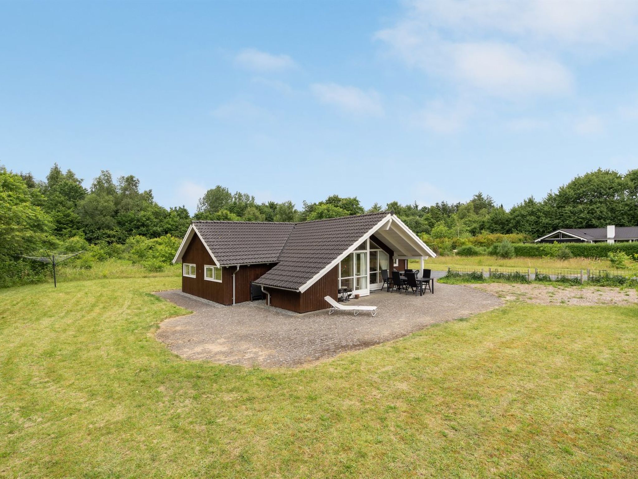 "Arnika" - 28km from the sea", huis 3-kamers 98 m2. Het objekt is geschikt voor 6 volwassenen + 1 kinderen. Woonkamer met TV en radio. 1 kamer met 1 2-pers bed. 1 kamer met 1 2-pers bed. 1 kamer met 1..