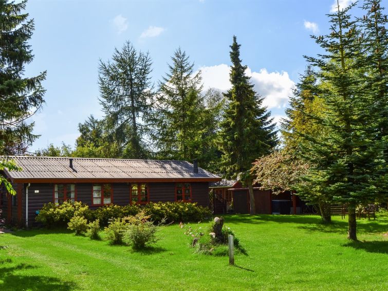 "Hubertina" - 30km from the sea", huis 2-kamers 59 m2. Het objekt is geschikt voor 4 volwassenen. Woonkamer met TV, stereo-installatie en DVD. 1 kamer met 1 2-pers bed. Studio 1 kamer met met 2 bedden..