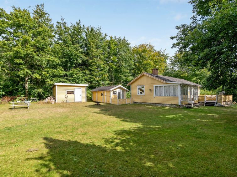 "Hejne" - 29km from the sea", huis 2-kamers 52 m2. Het objekt is geschikt voor 4 volwassenen. Woonkamer met TV. 1 kamer met 1 2-pers bed. 1 kamer met 1 2-pers bed. Keuken (oven, afwasmachine, 4 kerami..