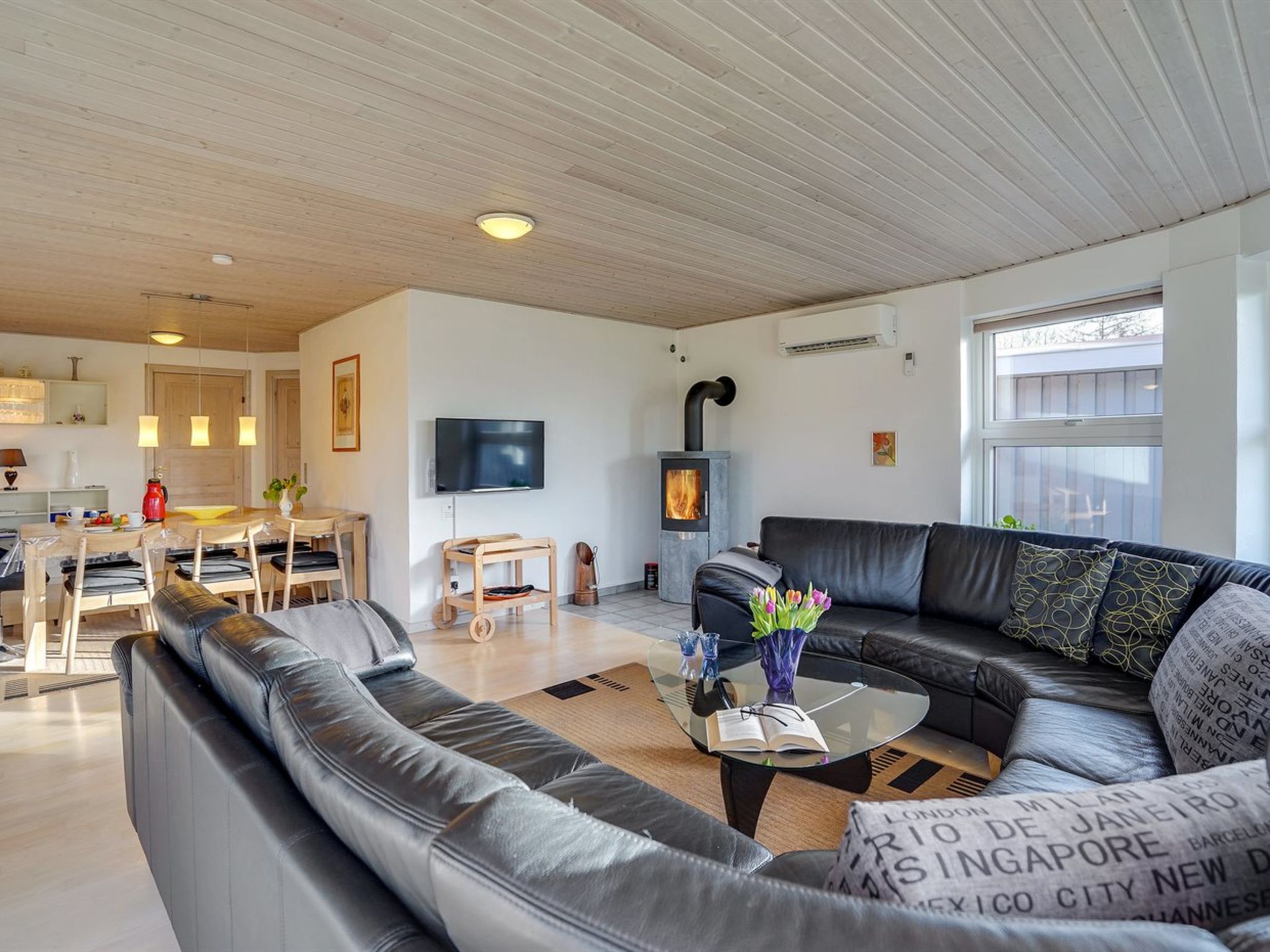 "Wyatt" - 30km from the sea - Binnen