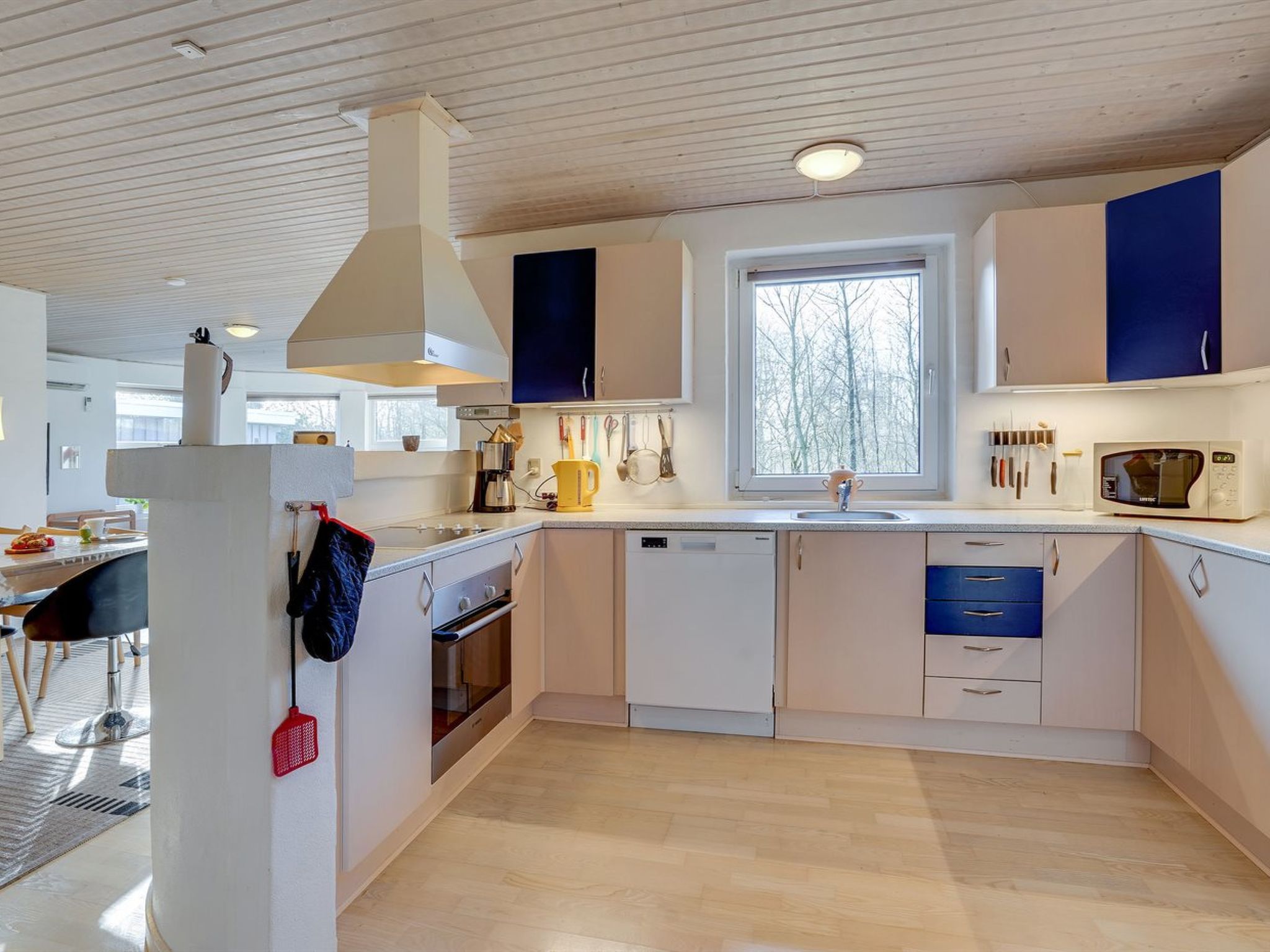 "Wyatt" - 30km from the sea - Binnen