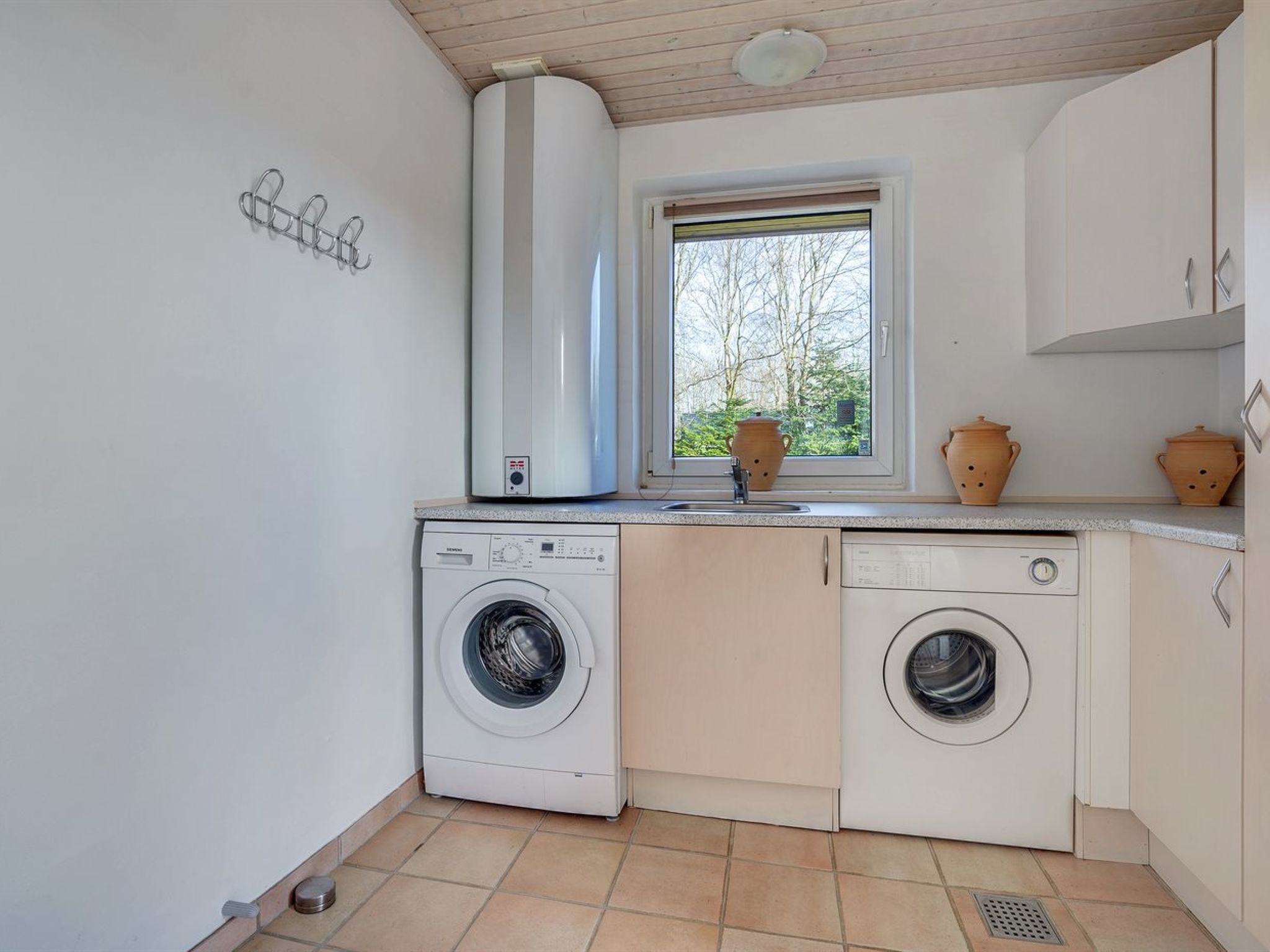 "Wyatt" - 30km from the sea - Binnen