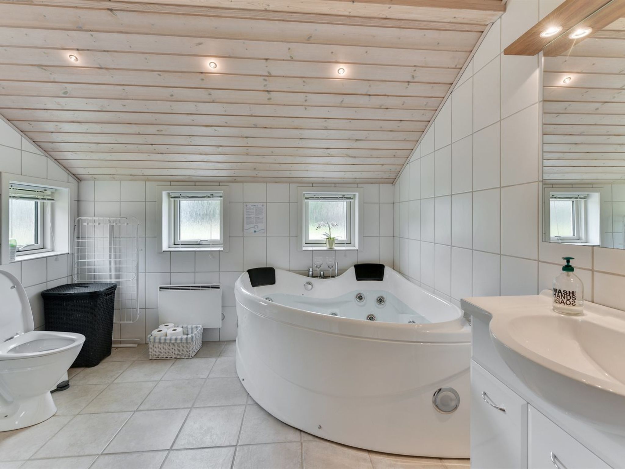 "Estrid" - 30km from the sea - Binnen