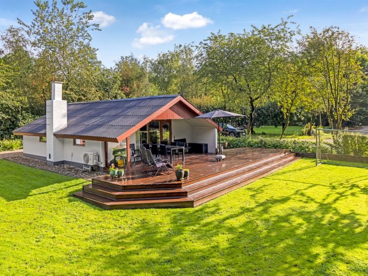 "Carlene" - 25km from the sea", huis 3-kamers 83 m2. Het objekt is geschikt voor 6 volwassenen + 1 kinderen. Woonkamer met TV, radio en CD-speler. 1 kamer met 2 bedden. 1 kamer met 1 2-pers bed. 1 kam..