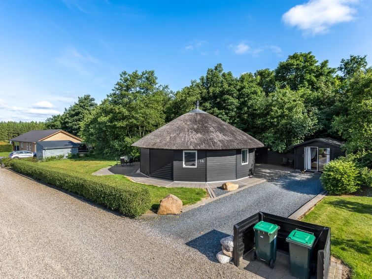 "Adrienne" - 35km from the sea", 3-Zimmer-Haus 103 m2. Objekt geeignet für 8 Erwachsene + 1 Kind. Wohnzimmer mit TV, Radio, CD und Stereoanlage. 1 Zimmer mit 1 Doppelbett. Studio 1 Zimmer mit mit 1 D..