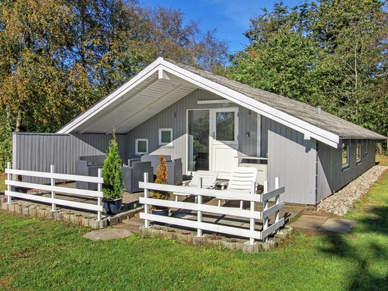 "Gundula" - 30km from the sea", huis 3-kamers 81 m2. Het objekt is geschikt voor 5 volwassenen. Woonkamer met TV en DVD. 1 kamer met 1 2-pers bed. 1 kamer met 1 2-pers bed. 1 kamer met 0.5 2-pers bedd..
