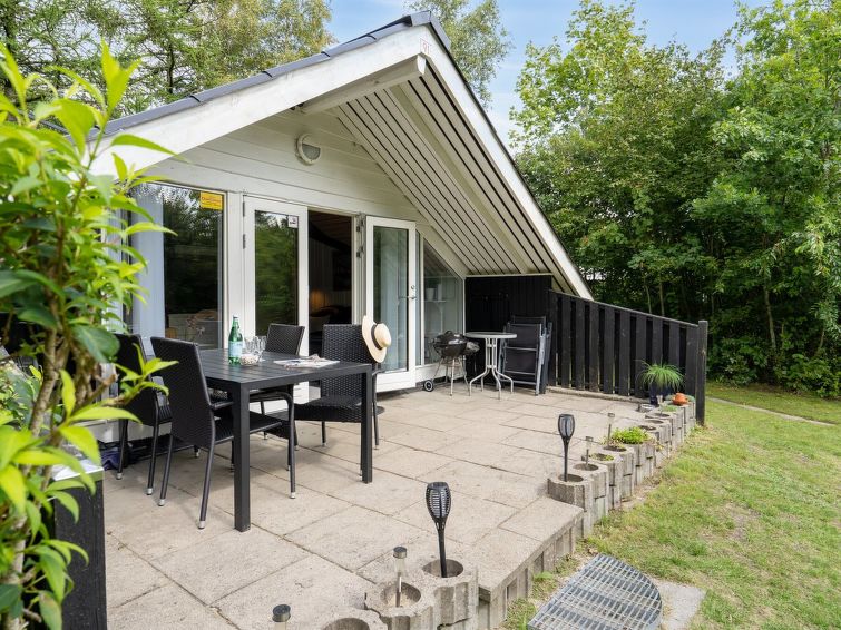 "Anselma" - 30km from the sea", huis 2-kamers 56 m2. Het objekt is geschikt voor 4 volwassenen. Woonkamer met TV en radio. 1 kamer met 1 2-pers bed. 1 kamer met 2 bedden. Keuken (oven, 4 keramische gl..