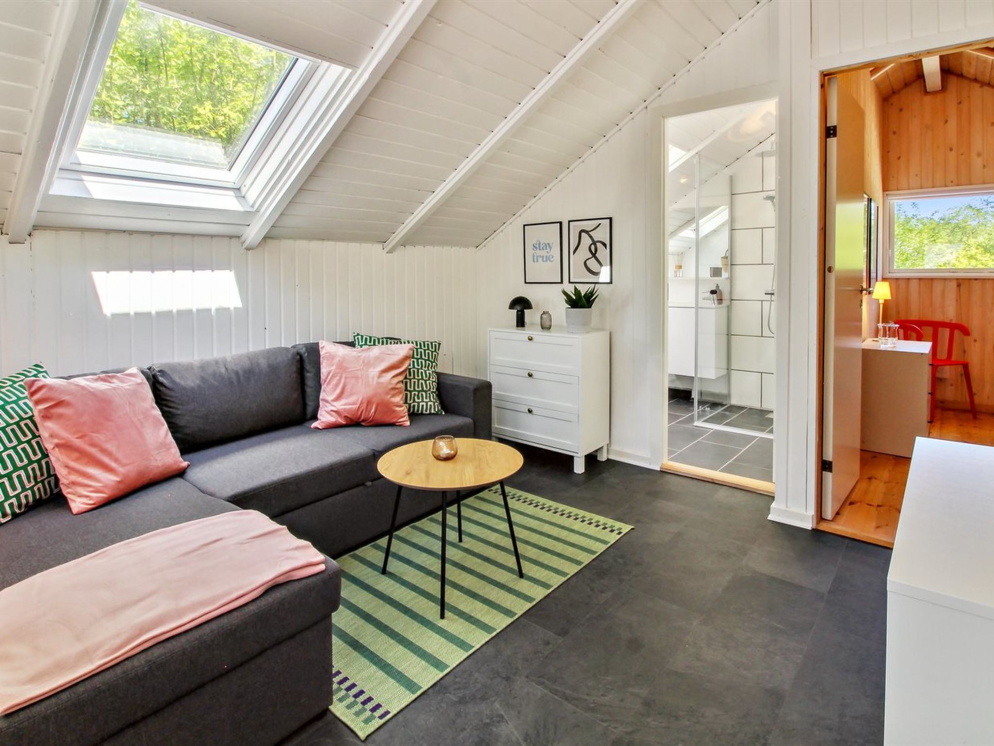 "Jaakob" - 30km from the sea - Binnen