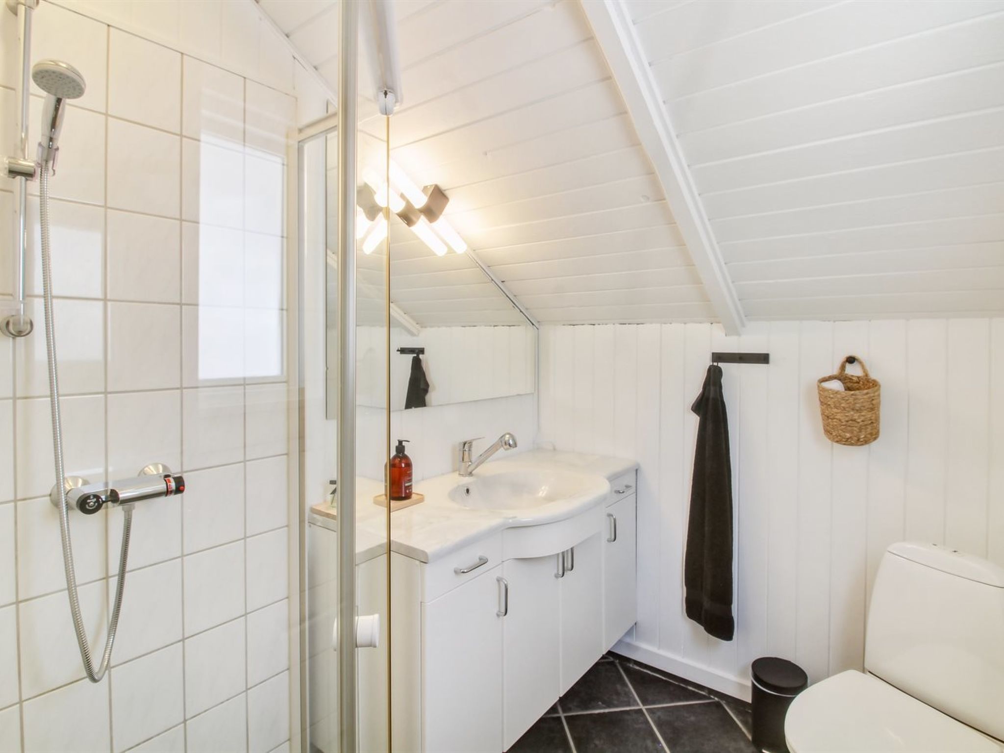 "Jaakob" - 30km from the sea - Binnen