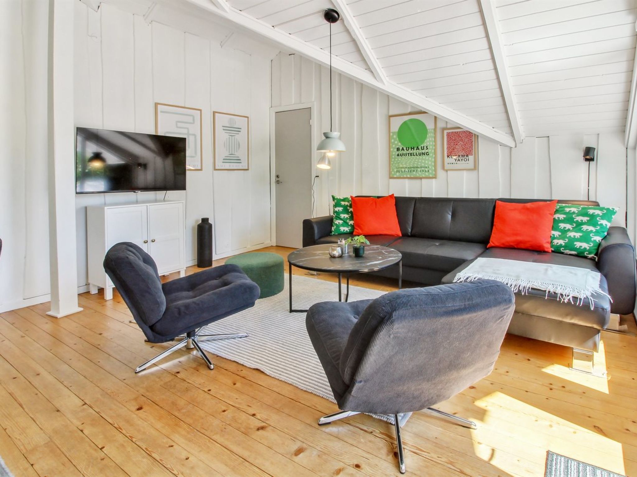 "Jaakob" - 30km from the sea - Binnen