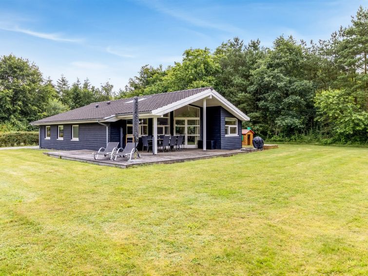 "Næwe" - 30km from the sea", huis 4-kamers 110 m2. Het objekt is geschikt voor 8 volwassenen. Woonkamer met TV en radio. 1 kamer met 1 2-pers bed. 1 kamer met 1 2-pers bed. 1 kamer met 1 2-pers bed. ..