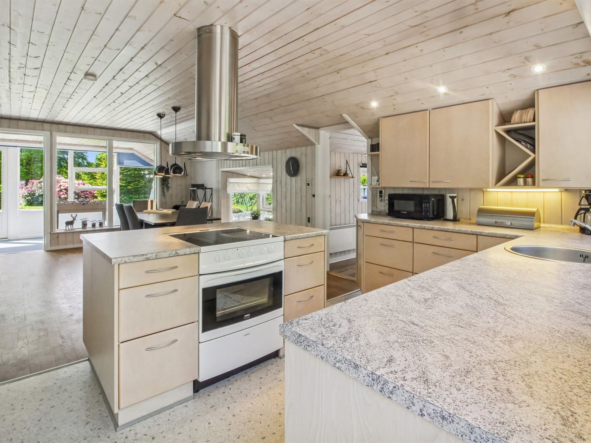 "Lenya" - 33km from the sea - Binnen