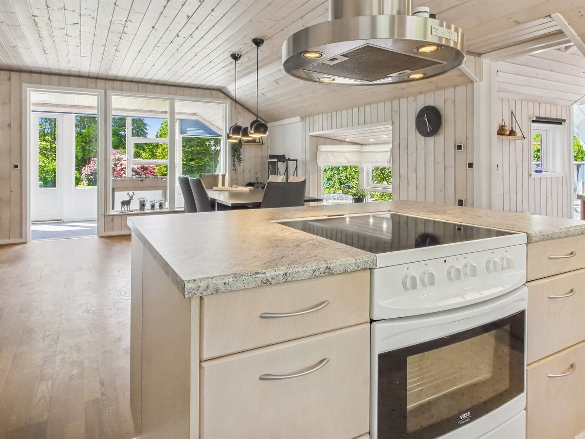 "Lenya" - 33km from the sea - Binnen