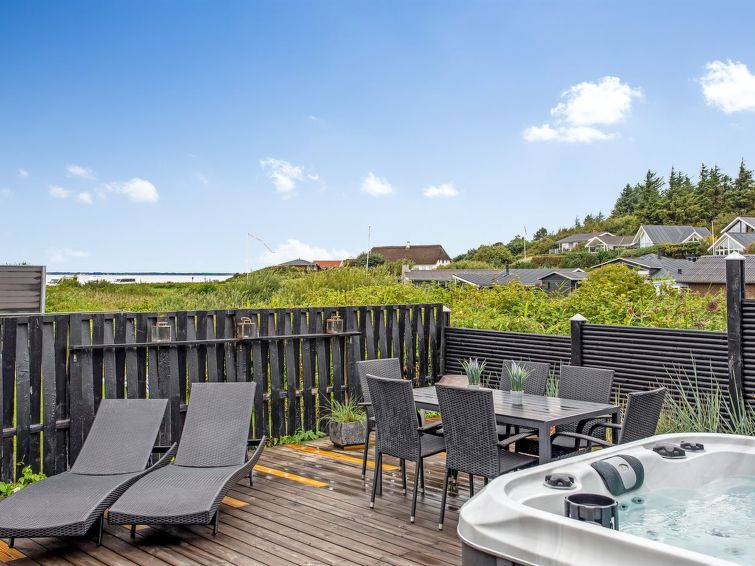 Aan zee: Sfeervol vakantiehuis Solfrid in Esbjerg V met whirlpool in Esbjerg V