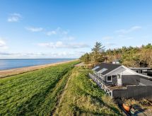 Esben: Knus vakantiehuis direct aan zee op 15 meter van het strand - thumbnail 1