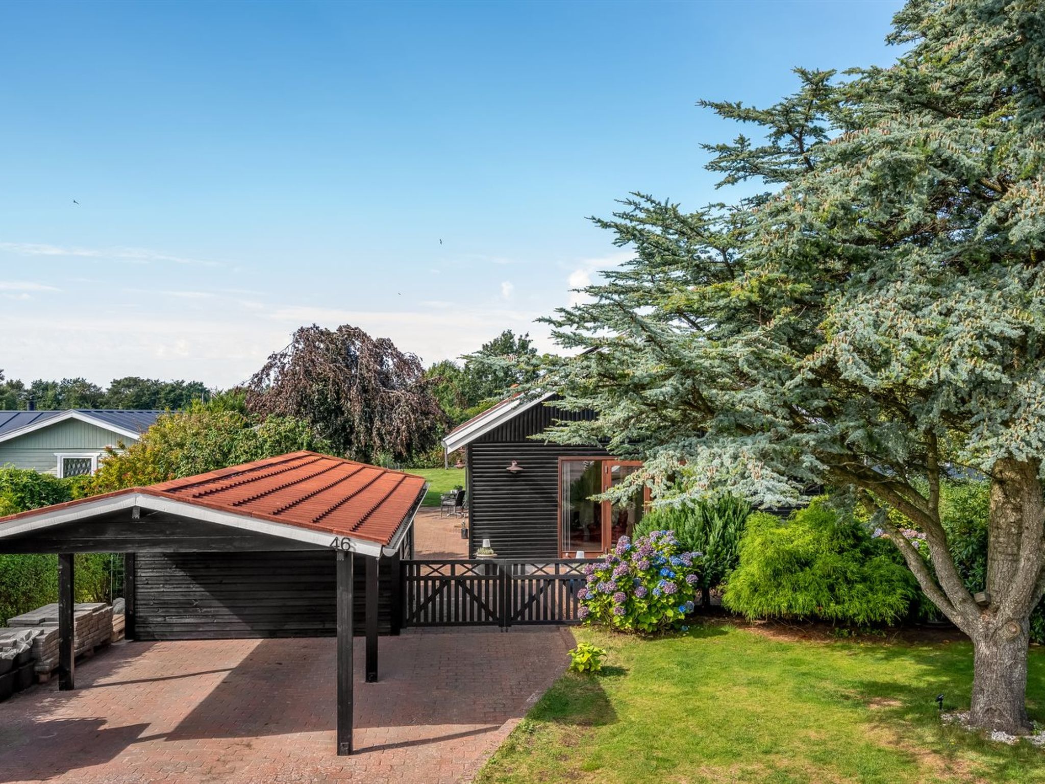 "Anarosa" - 6km from the sea", huis 2-kamers 89 m2. Het objekt is geschikt voor 4 volwassenen. Woonkamer met TV. 1 kamer met 1 2-pers bed. 1 kamer met 1 2-pers bed. Keuken (oven, afwasmachine, 4 induc..
