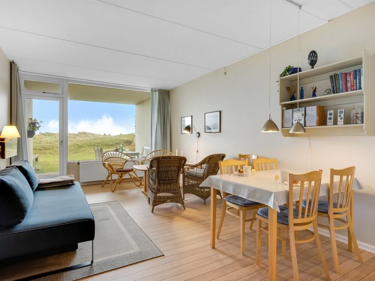 "Raimo" - 50m from the sea", appartement 2-kamers 44 m2. Het objekt is geschikt voor 4 volwassenen. Woonkamer met 1 2-pers divanbed, TV, radio en CD-speler. 1 kamer met 1 2-pers bed. Keuken (oven, afw..