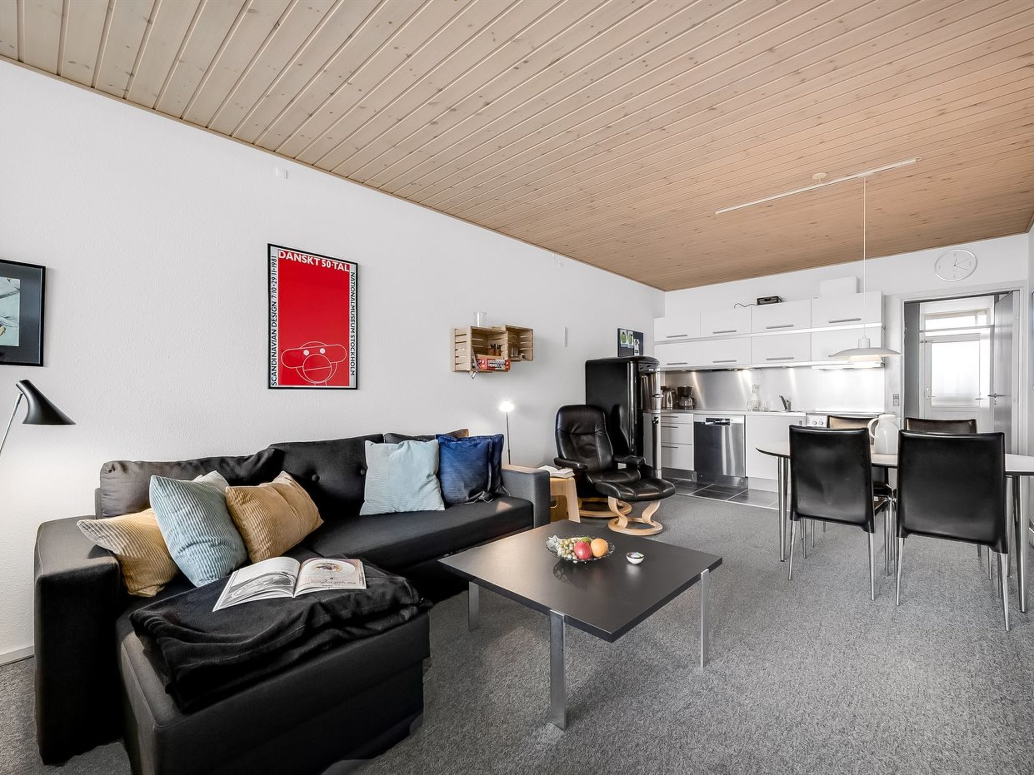 "Benite" - 50m from the sea", appartement 2-kamers 44 m2. Het objekt is geschikt voor 4 volwassenen. Woonkamer met 1 2-pers divanbed en TV. 1 kamer met 1 2-pers bed. Keuken (oven, afwasmachine, 4 kera..