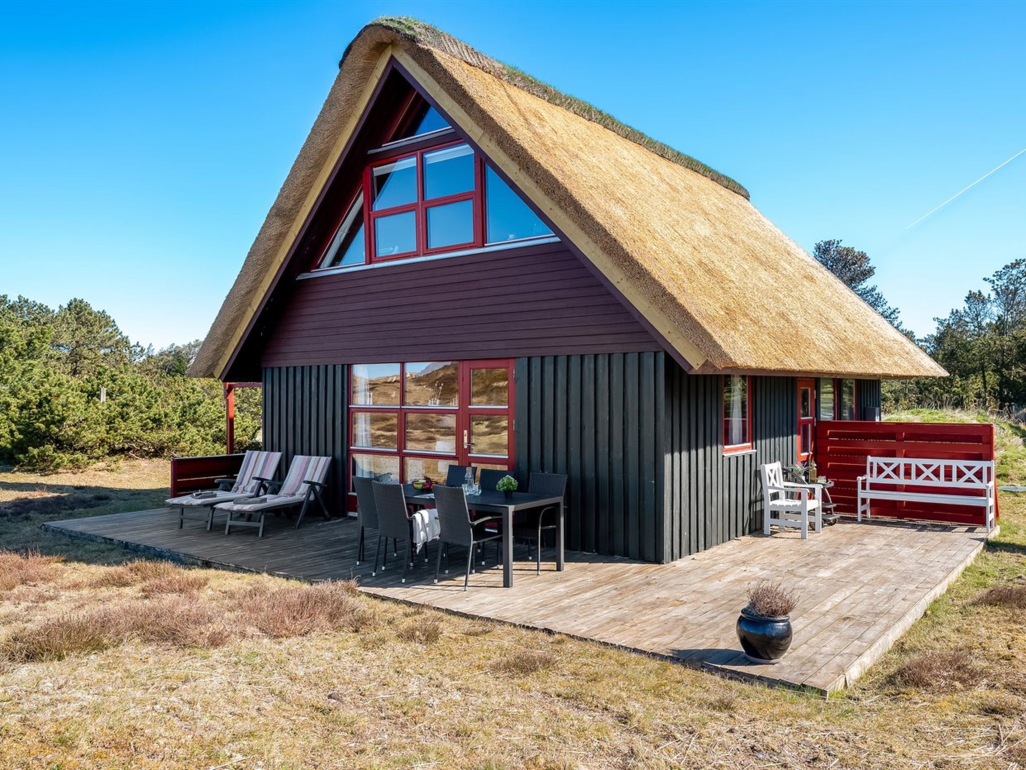 "Larsen" - 900m from the sea", huis 3-kamers 105 m2. Het objekt is geschikt voor 6 volwassenen. Woonkamer met TV, video, radio, CD-speler en DVD. 1 kamer met 1 2-pers bed. Keuken (oven, 4 keramische g..