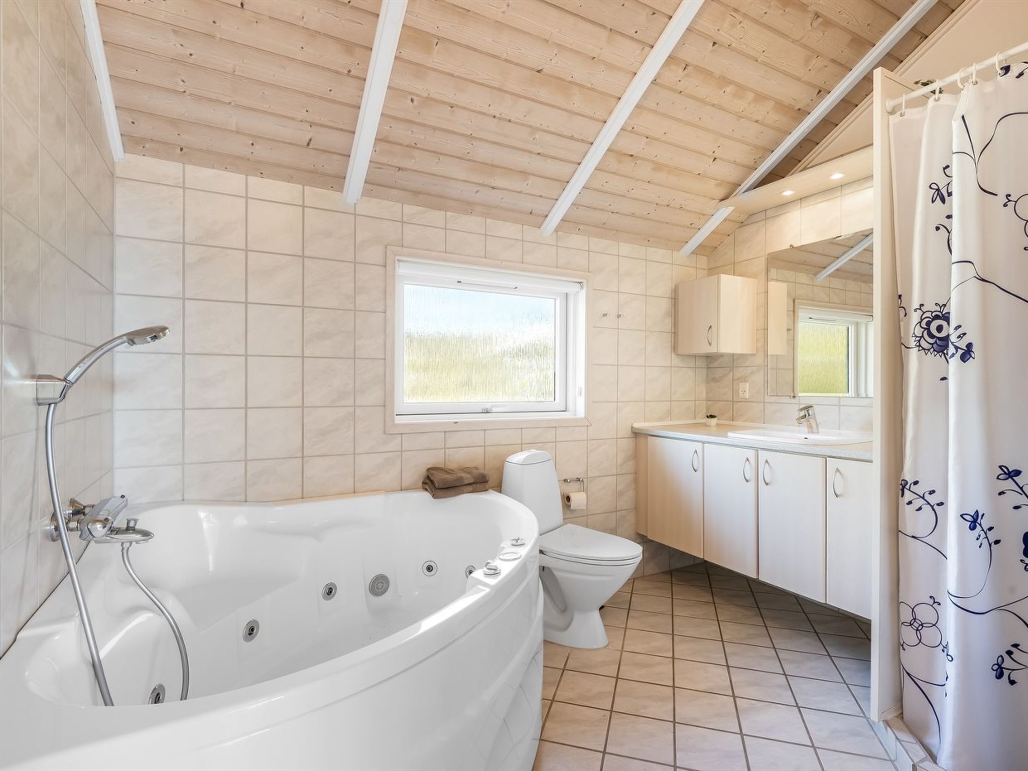 "Germaine" - 1.2km from the sea - Binnen
