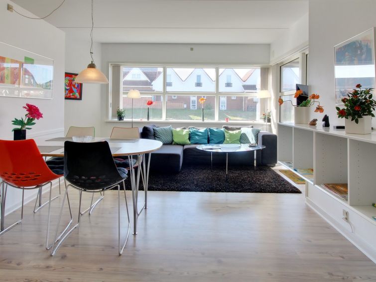 "Milly" - 100m from the sea", appartement 3-kamers 63 m2. Het objekt is geschikt voor 4 volwassenen. Woonkamer met TV, CD-speler en DVD. 1 kamer met 1 2-pers bed. 1 kamer met 2 bedden. Keuken (afwasma..