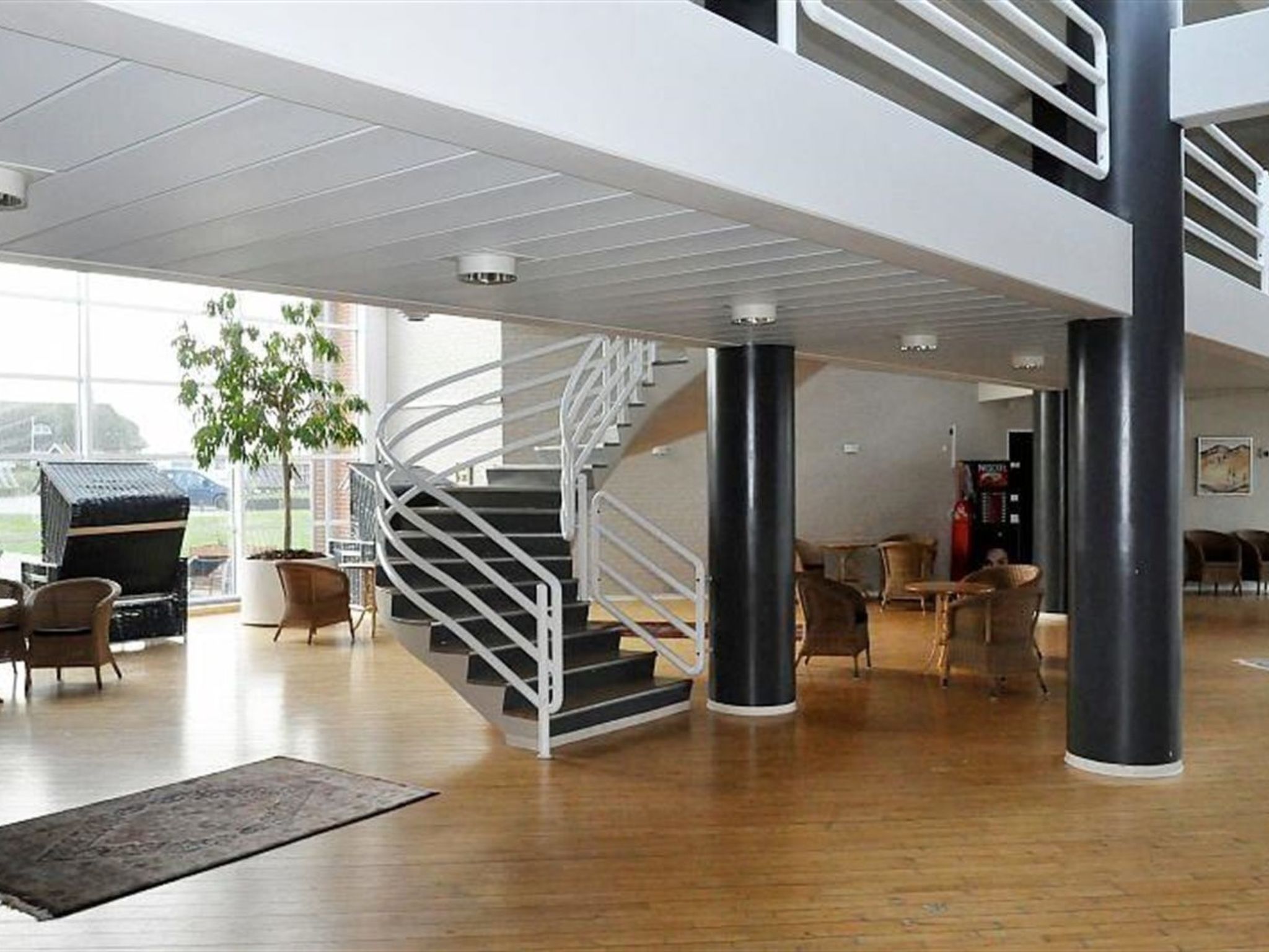 "Akai" - 100m from the sea-Drinnen