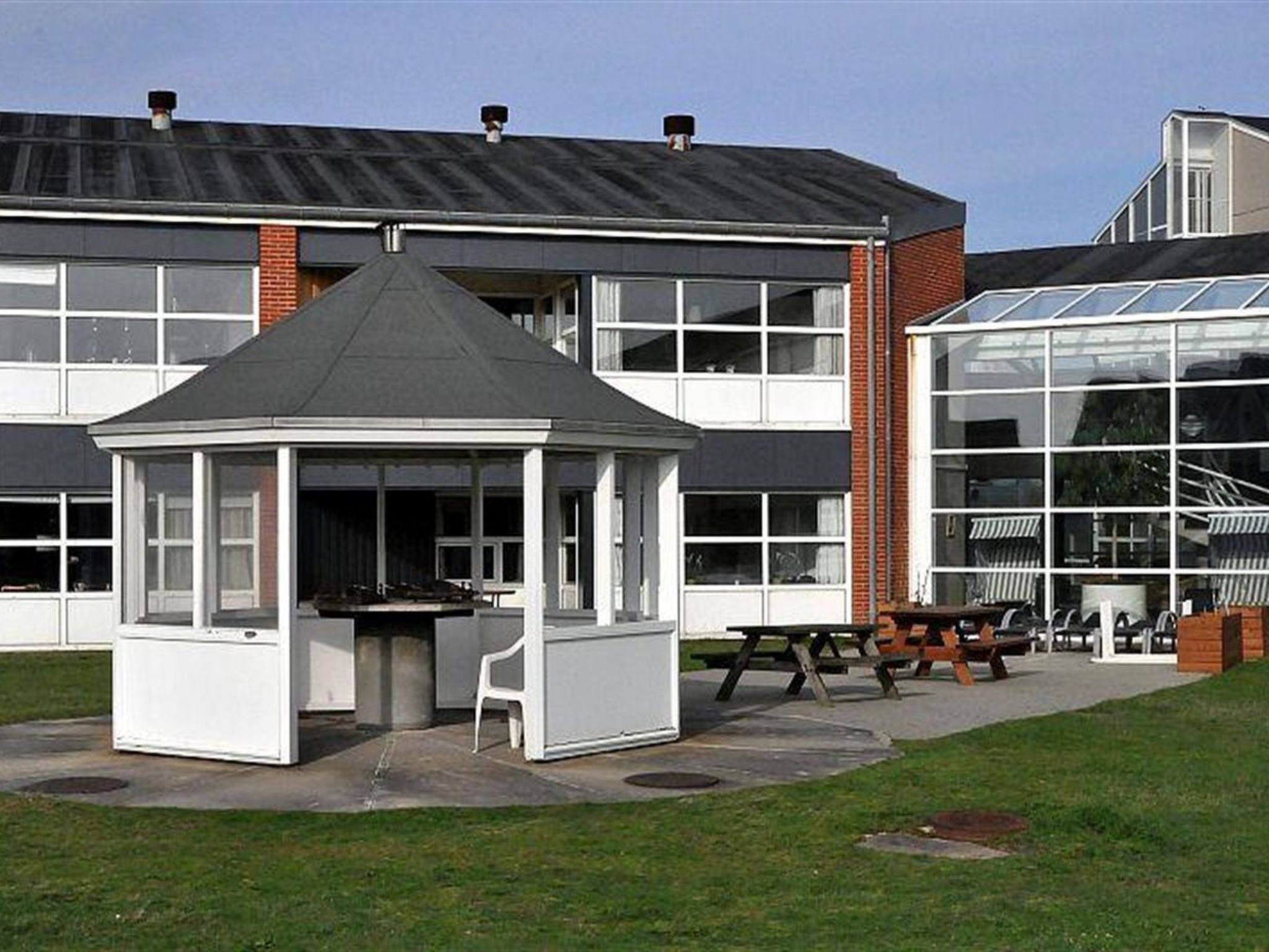"Akai" - 100m from the sea-Drinnen
