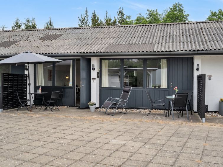 "Iida" - 20km from the sea", 2-Zimmer-Wohnung 34 m2. Objekt geeignet für 6 Erwachsene. Wohnzimmer mit 1 Doppeldiwanbett und TV. 1 Zimmer mit 1 x 2 Etagenbetten, 1 Doppelbett. Küche (4 Kochplatten, B..