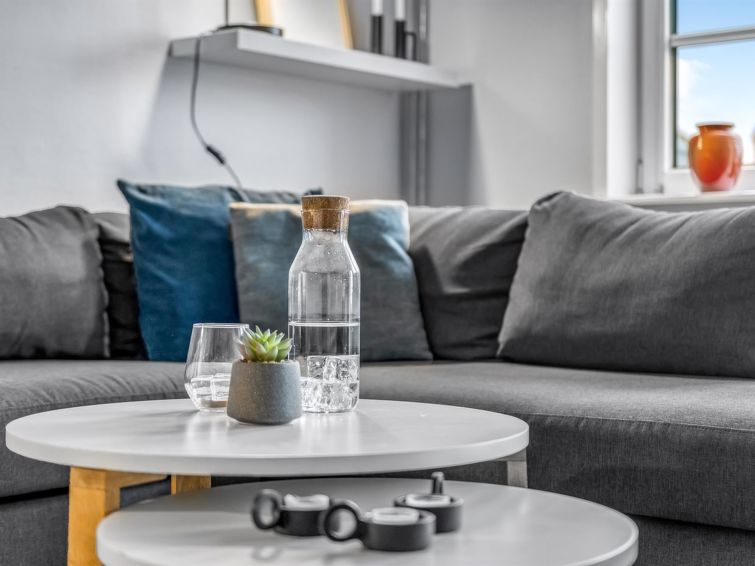 "Fraya" - 2.3km from the sea", appartement 2-kamers 44 m2. Het objekt is geschikt voor 4 volwassenen. Woonkamer met 1 2-pers divanbed en TV. 1 kamer met 1 2-pers bed. Keuken (oven, afwasmachine, 4 ker..