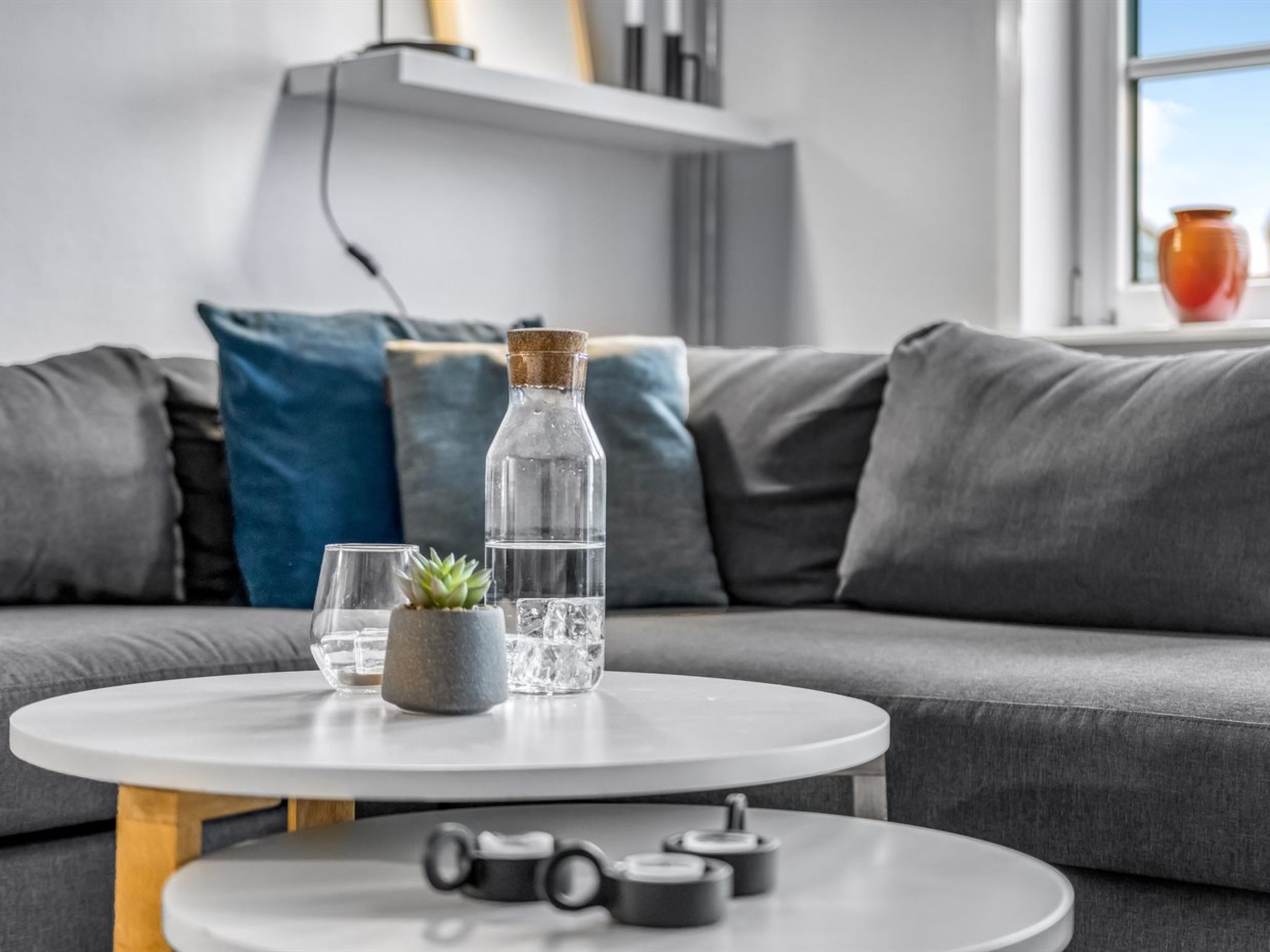 "Fraya" - 2.3km from the sea", 2-Zimmer-Wohnung 44 m2. Objekt geeignet für 4 Erwachsene. Wohnzimmer mit 1 Doppeldiwanbett und TV. 1 Zimmer mit 1 Doppelbett. Küche (Backofen, Geschirrspüler, 4 Glask..