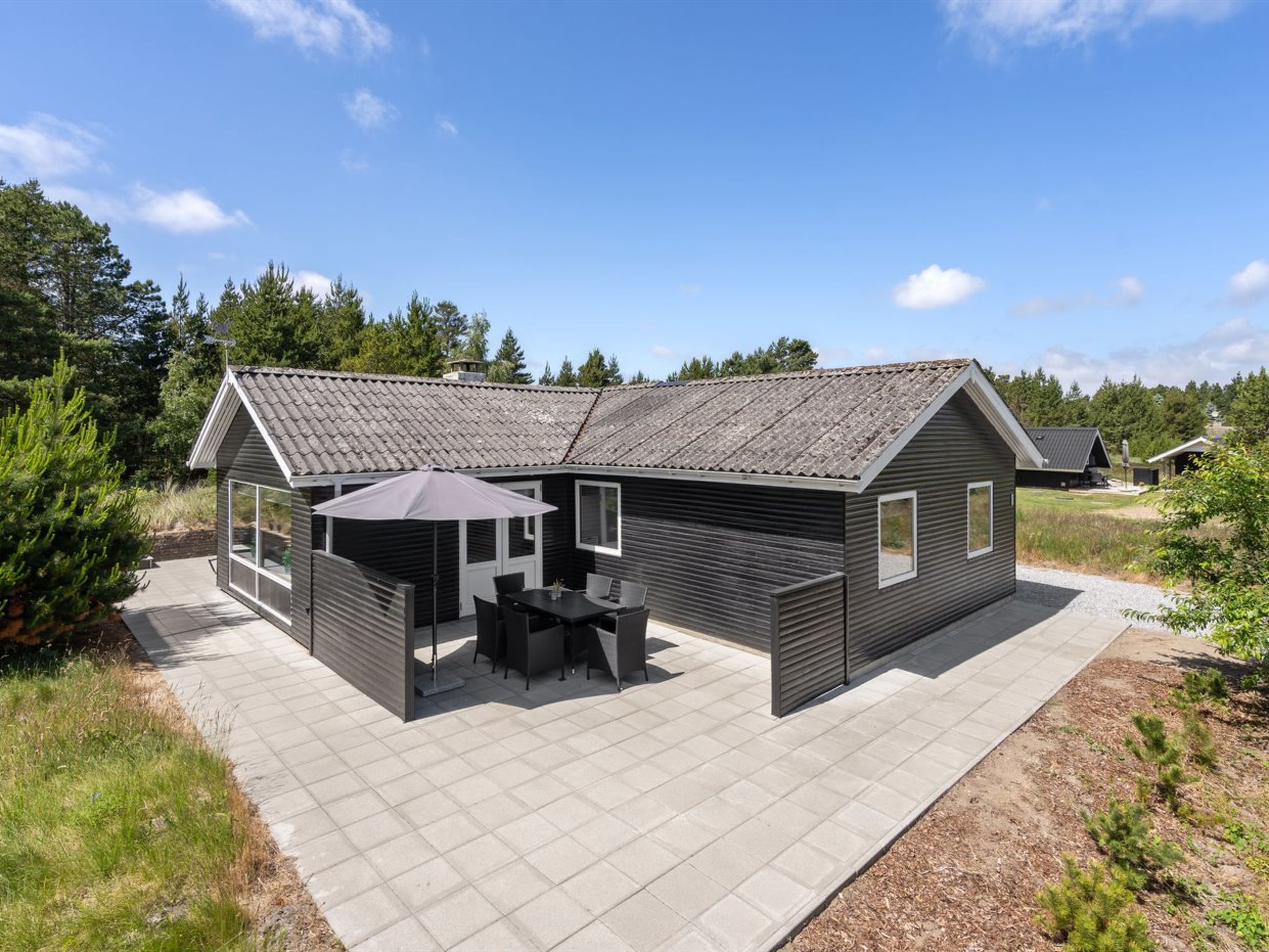"Halfdan" - 1.1km from the sea", huis 4-kamers 80 m2. Het objekt is geschikt voor 6 volwassenen + 1 kinderen. Woonkamer met TV. 1 kamer met 1 2-pers bed. 1 kamer met 1 2-pers bed. 1 kamer met 1 bed. 1..