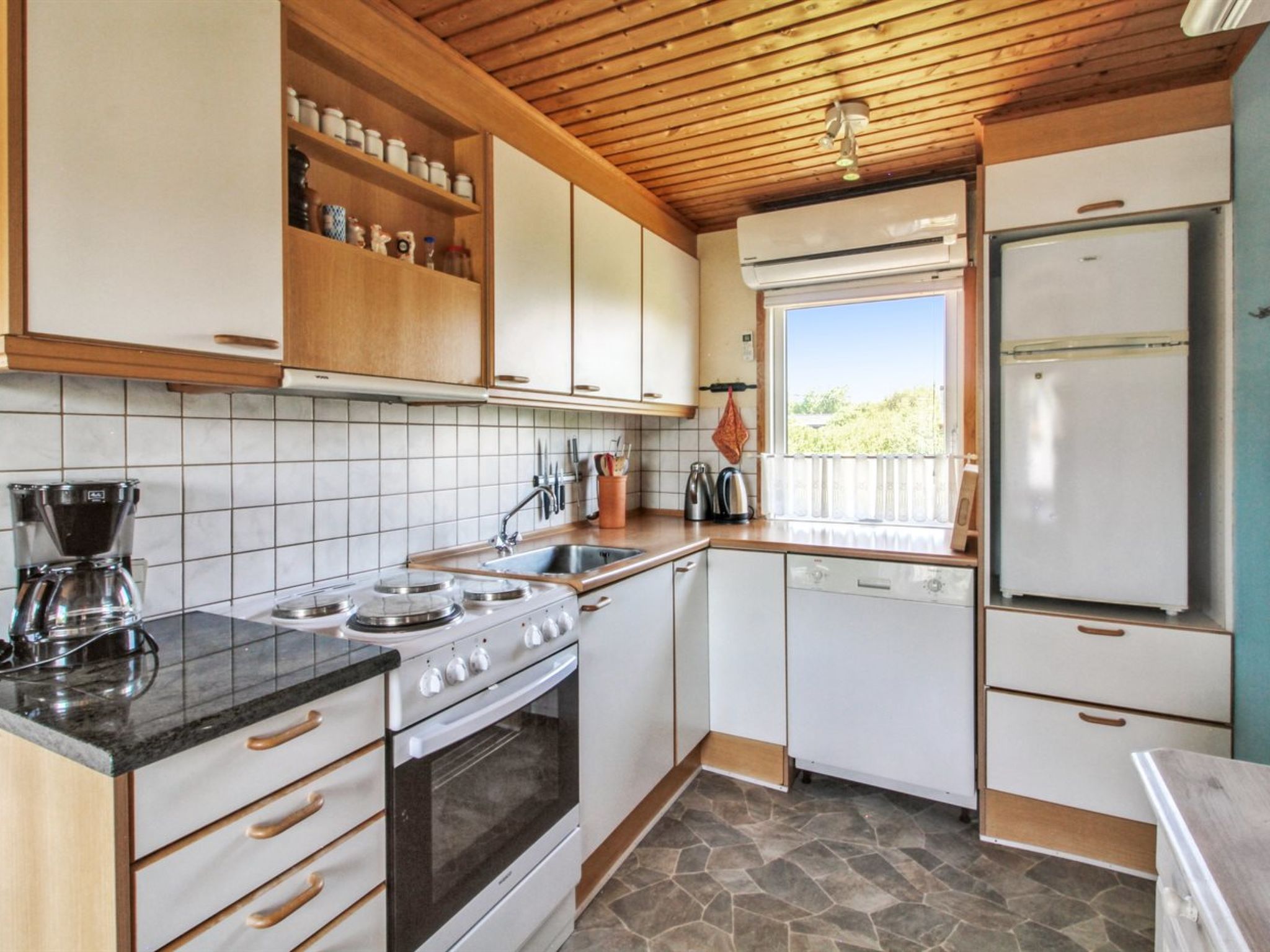 "Veijo" - 800m from the sea-Binnen