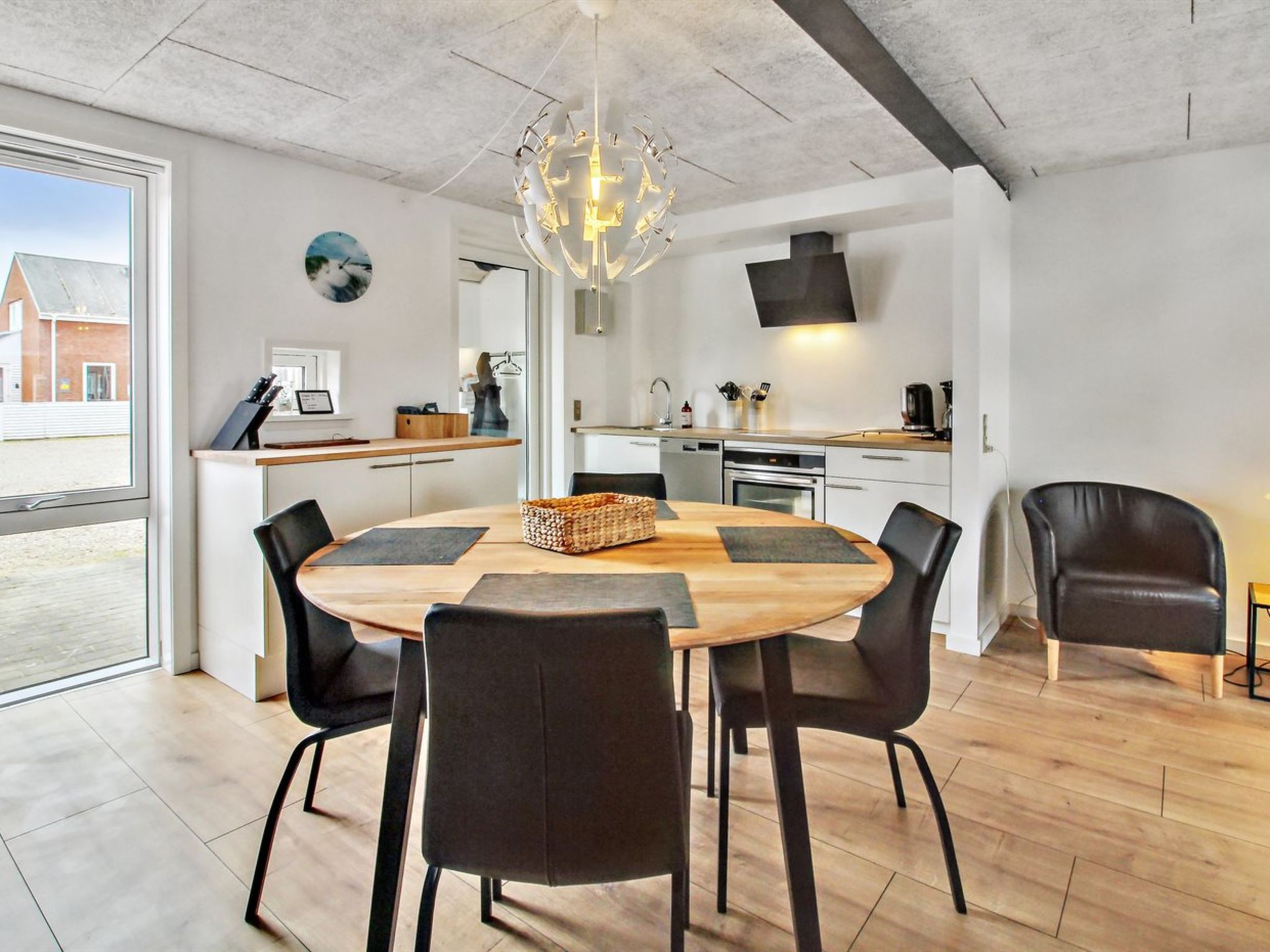 "Ilka" - 2.3km from the sea - Binnen
