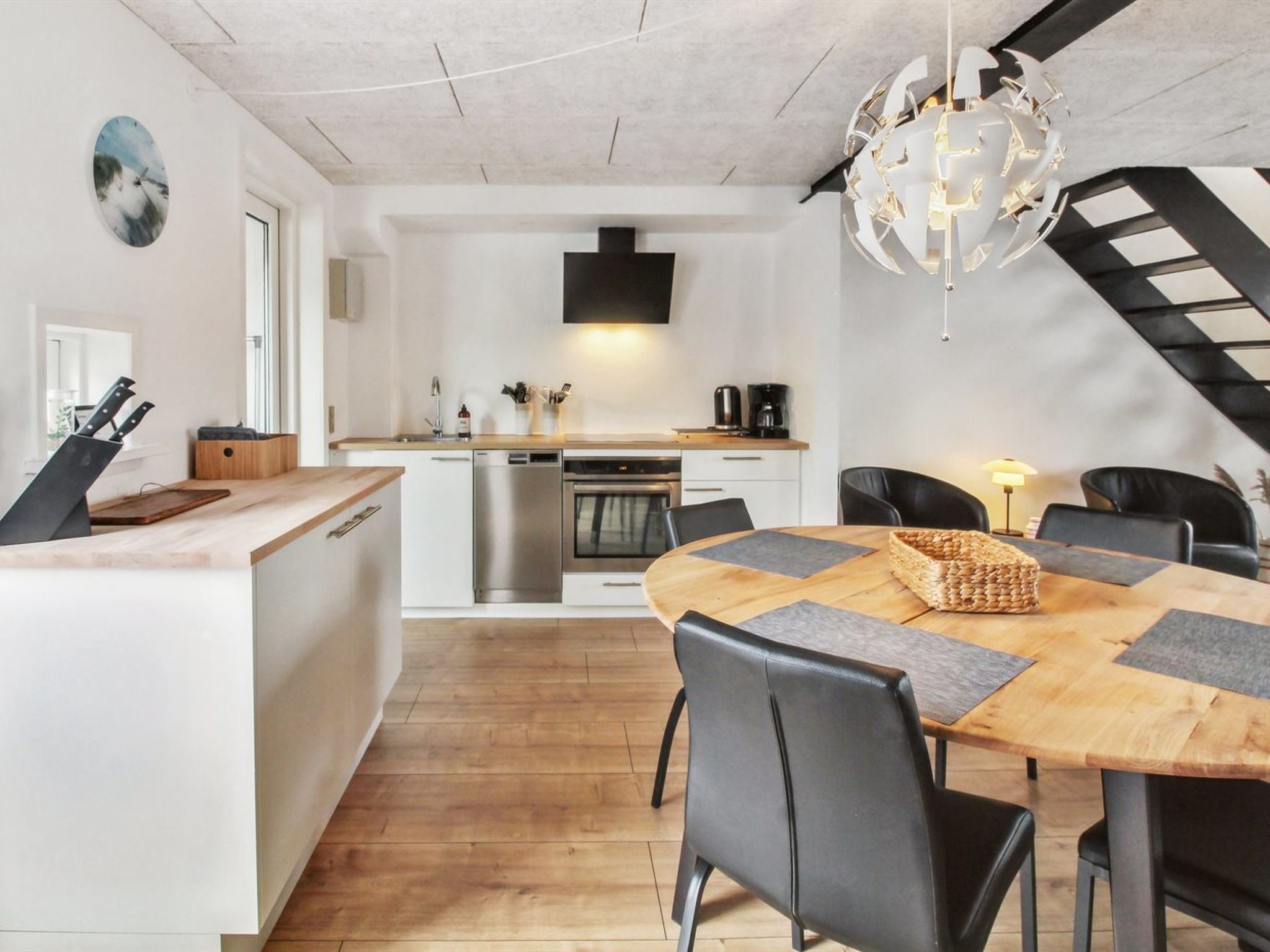 "Ilka" - 2.3km from the sea - Binnen
