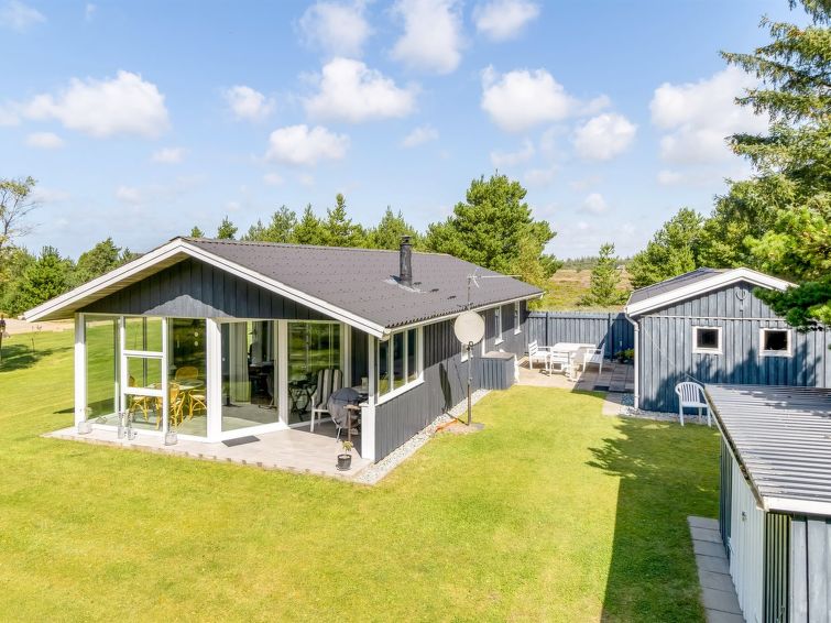 "Fiallar" - 3.2km from the sea", huis 3-kamers 84 m2. Het objekt is geschikt voor 6 volwassenen + 1 kinderen. Woonkamer met TV. 1 kamer met 1 2-pers bed. 1 kamer met 2 bedden. 1 kamer met 1 x 2 stapel..