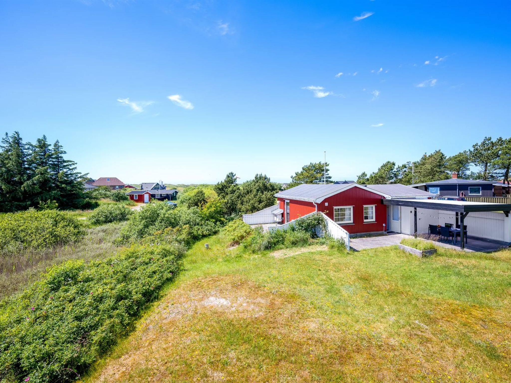 "Arntraud" - 500m from the sea", huis 2-kamers 59 m2. Het objekt is geschikt voor 4 volwassenen. Woonkamer met TV en radio. 1 kamer met 1 2-pers bed. 1 kamer met 2 bedden. Keuken (oven, afwasmachine, ..