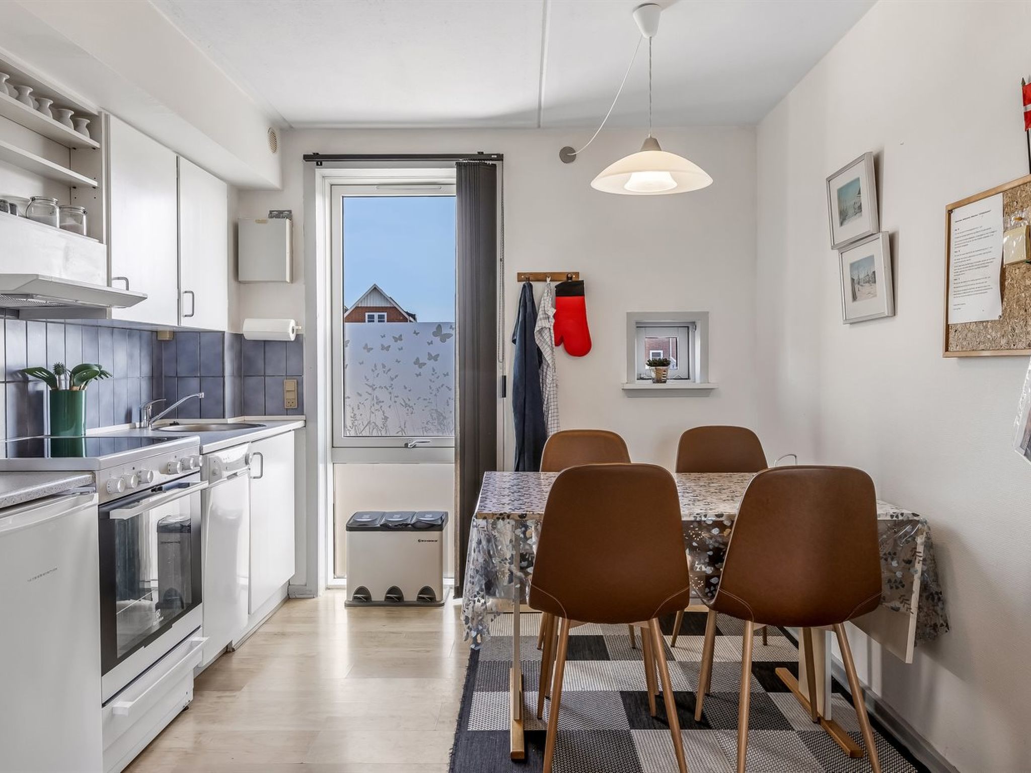 "Steffan" - 2.3km from the sea-Inside