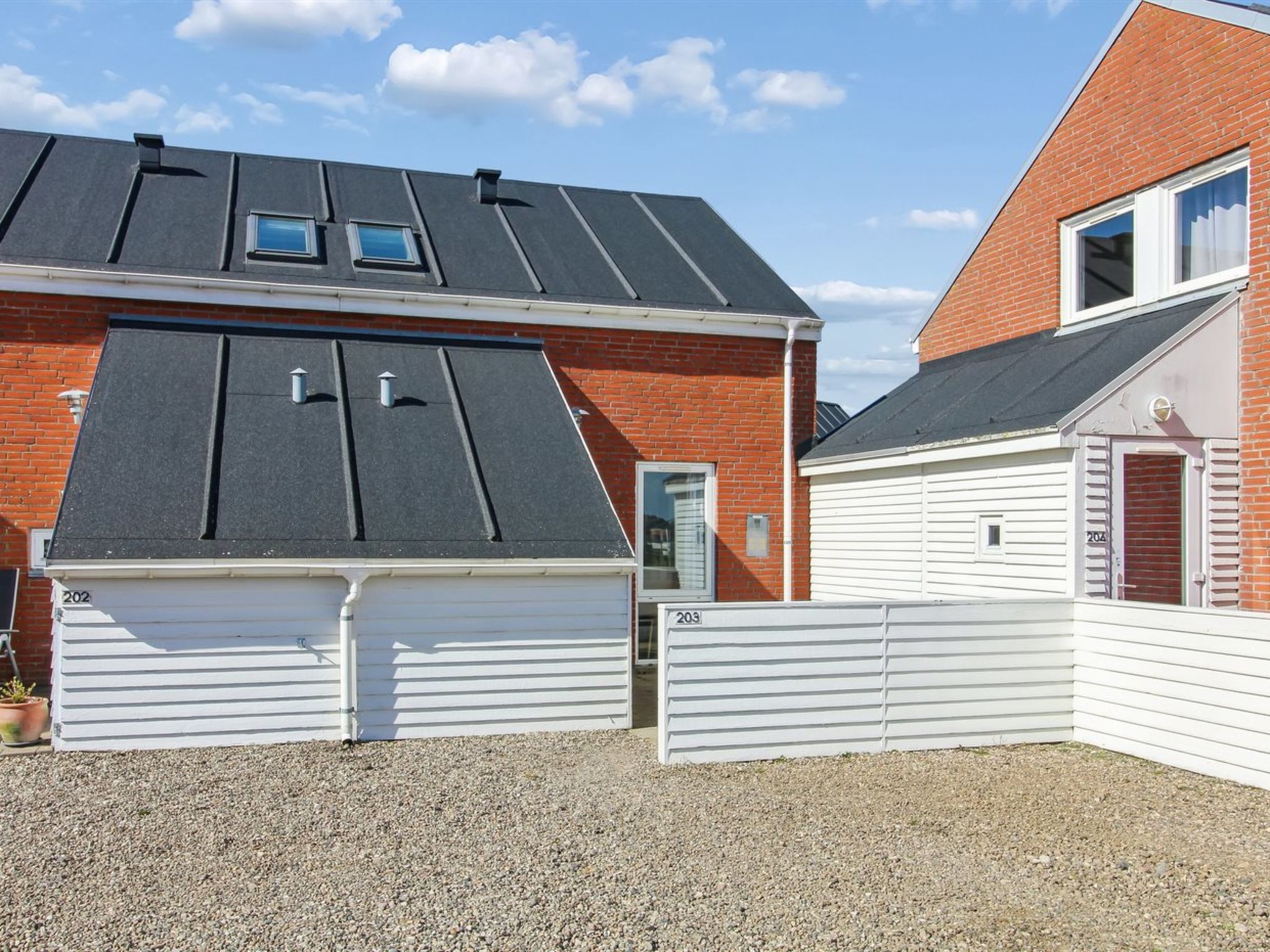 "Amlethus" - 2.3km from the sea", appartement 3-kamers 73 m2. Het objekt is geschikt voor 6 volwassenen. Woonkamer met TV. 1 kamer met 1 x 2 stapelbedden. Keuken (oven, afwasmachine, 4 keramische glas..