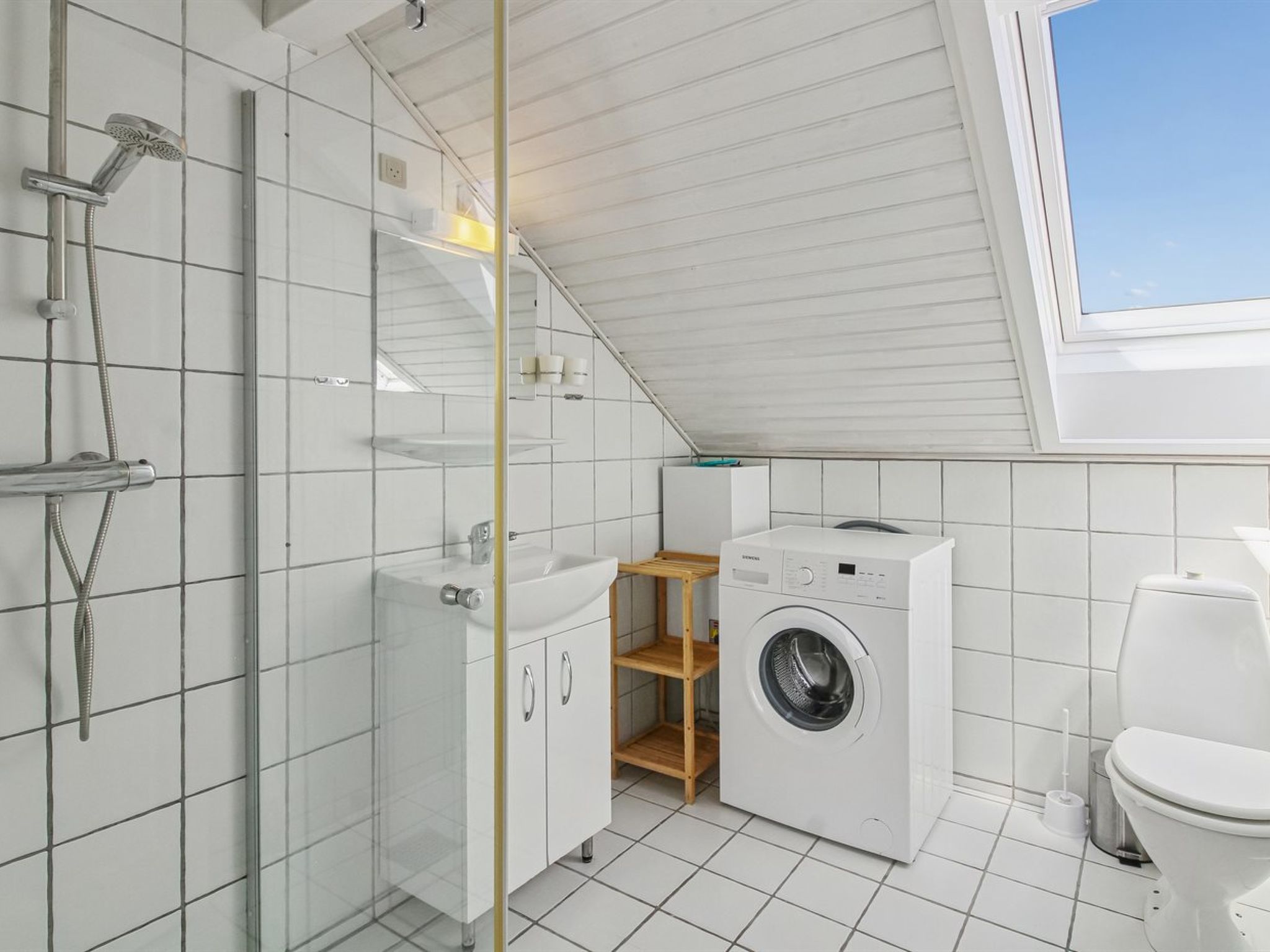 "Majvi" - 2.3km from the sea - Binnen