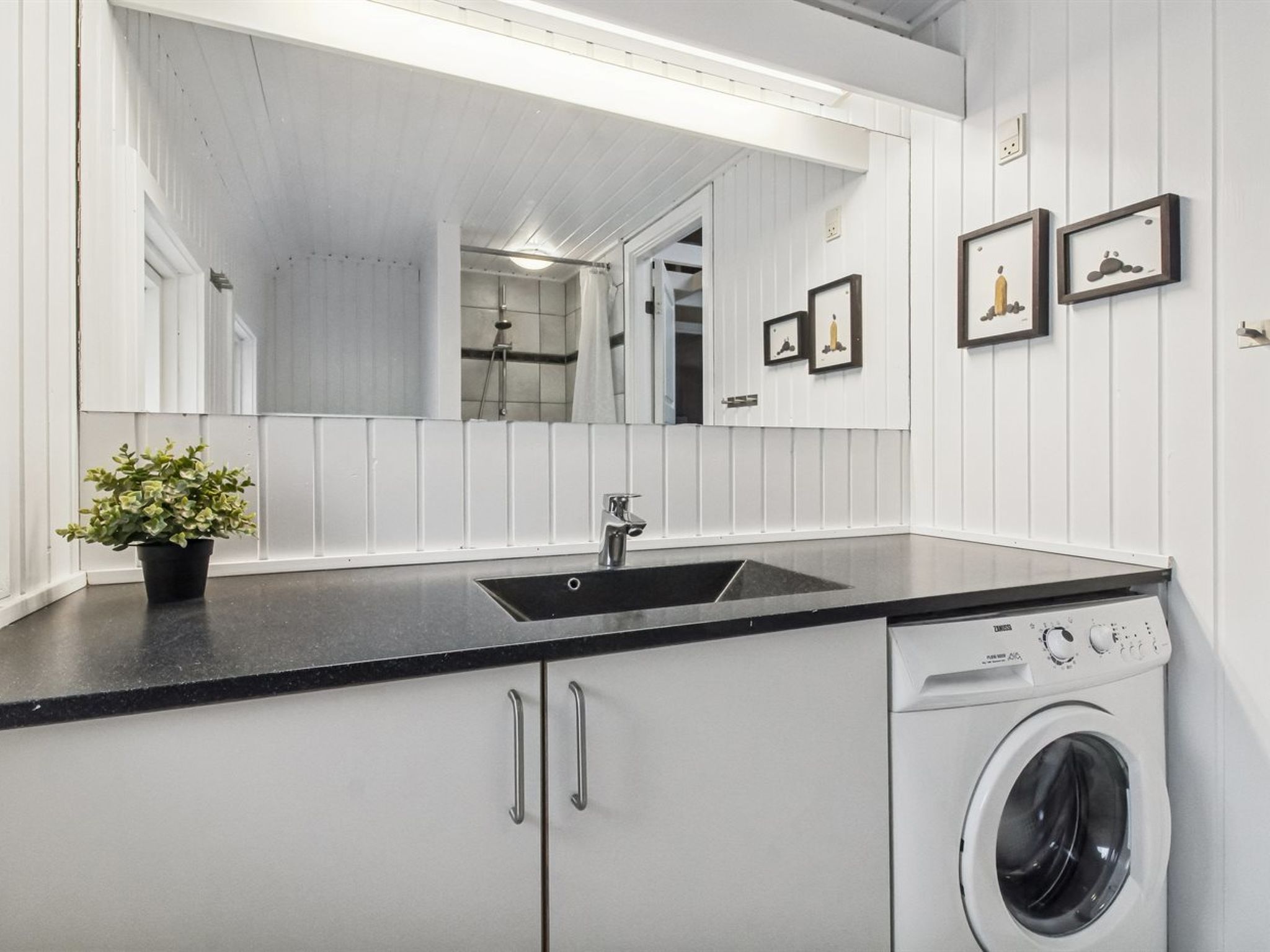 "Ellanor" - 1km from the sea - Binnen