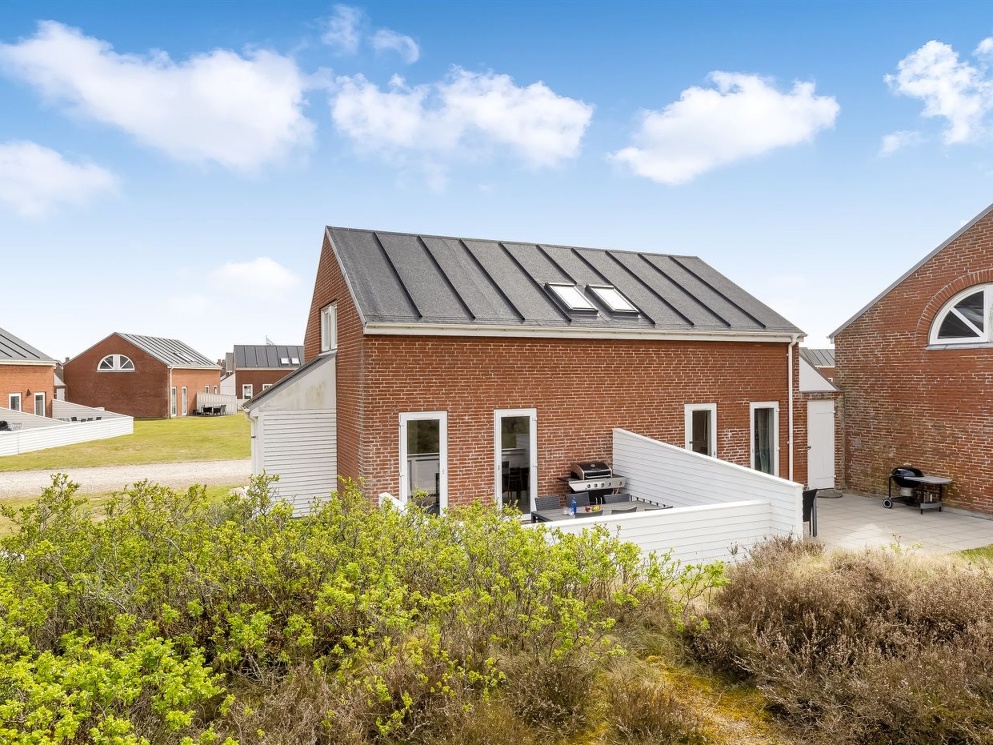 "Aswith" - 2.3km from the sea", 4-Zimmer-Wohnung 73 m2. Objekt geeignet für 5 Erwachsene. Wohnzimmer mit TV, Radio und DVD. 1 Zimmer mit 2 Betten. 1 Zimmer mit 1 Bett. 1 Zimmer mit 1 Doppelbett. Küc..