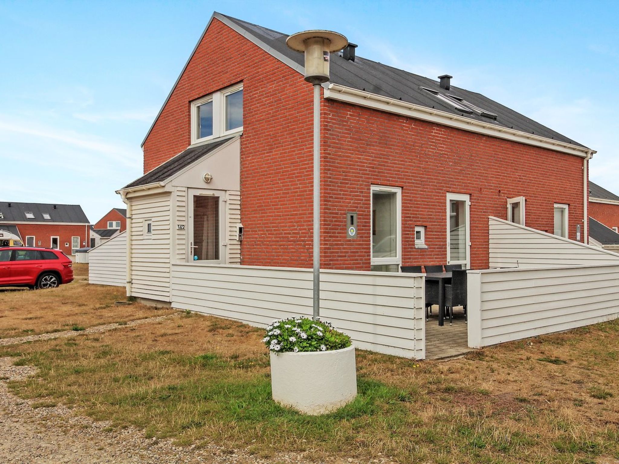 "Raine" - 2.3km from the sea", 4-Zimmer-Wohnung 73 m2. Objekt geeignet für 5 Erwachsene. Wohnzimmer mit TV und Radio. 1 Zimmer mit 1 Bett. Küche (4 Kochplatten, Backofen, Geschirrspüler, Mikrowelle..
