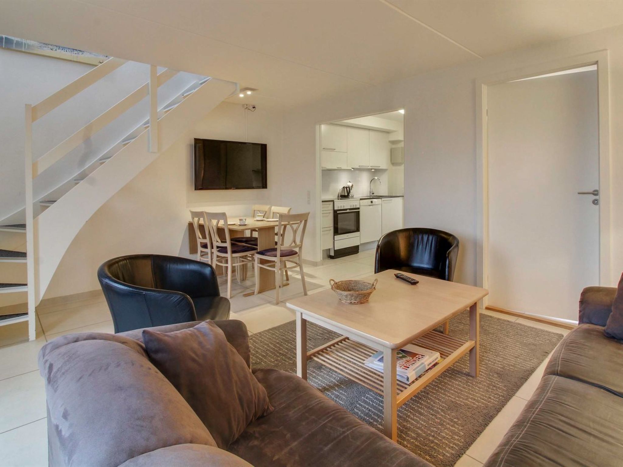 "Daya" - 2.3km from the sea", appartement 4-kamers 73 m2. Het objekt is geschikt voor 5 volwassenen. Woonkamer met TV en radio. 1 kamer met 2 bedden. 1 kamer met 1 bed. 1 kamer met 1 2-pers bed. Keuke..