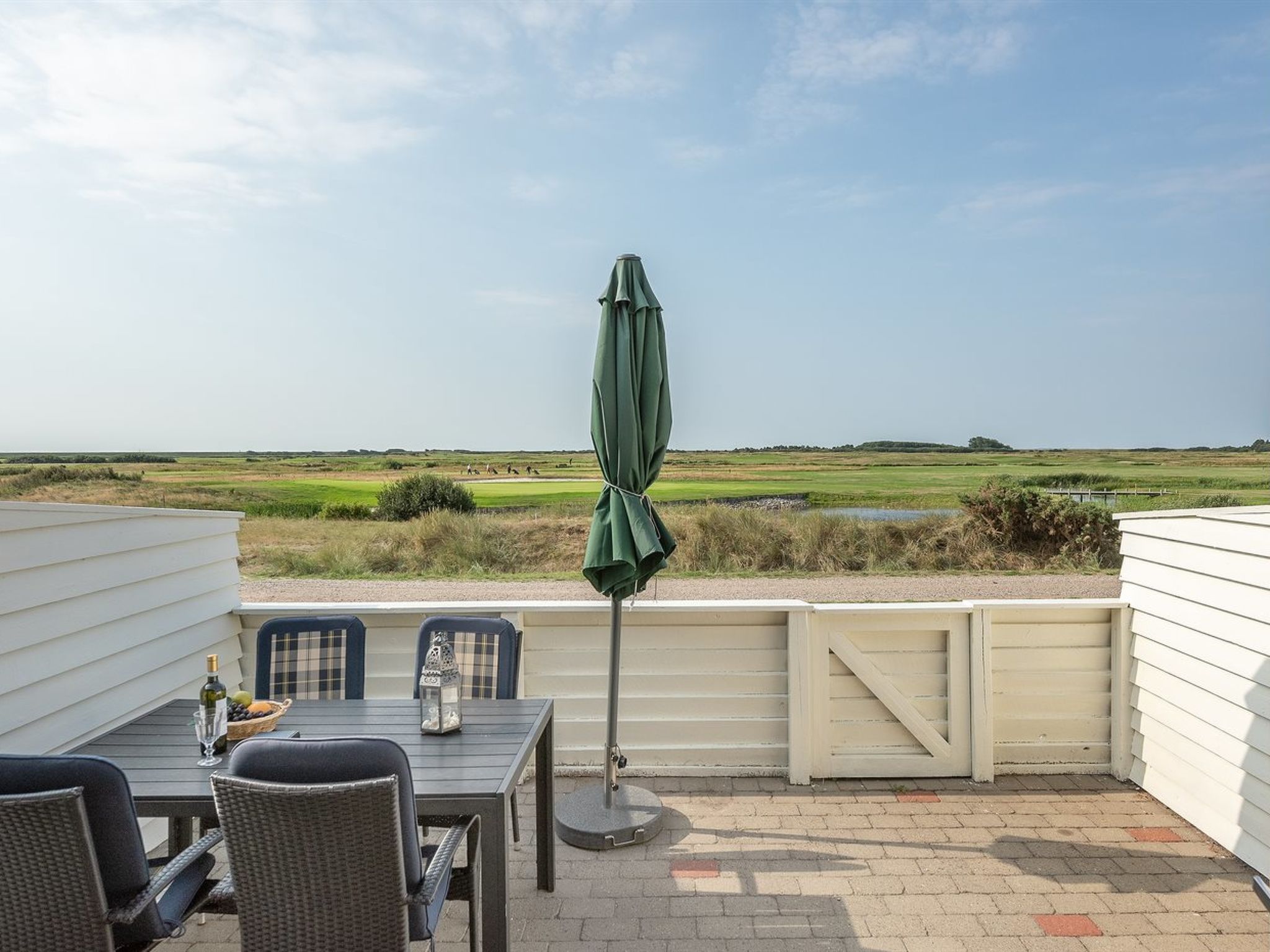"Helvig" - 2.3km from the sea", 2-Zimmer-Wohnung 73 m2. Objekt geeignet für 4 Erwachsene. Wohnzimmer mit TV, CD, Stereoanlage und DVD. 1 Zimmer mit 1 Doppelbett. 1 Zimmer mit 2 Betten. Küche (Backof..