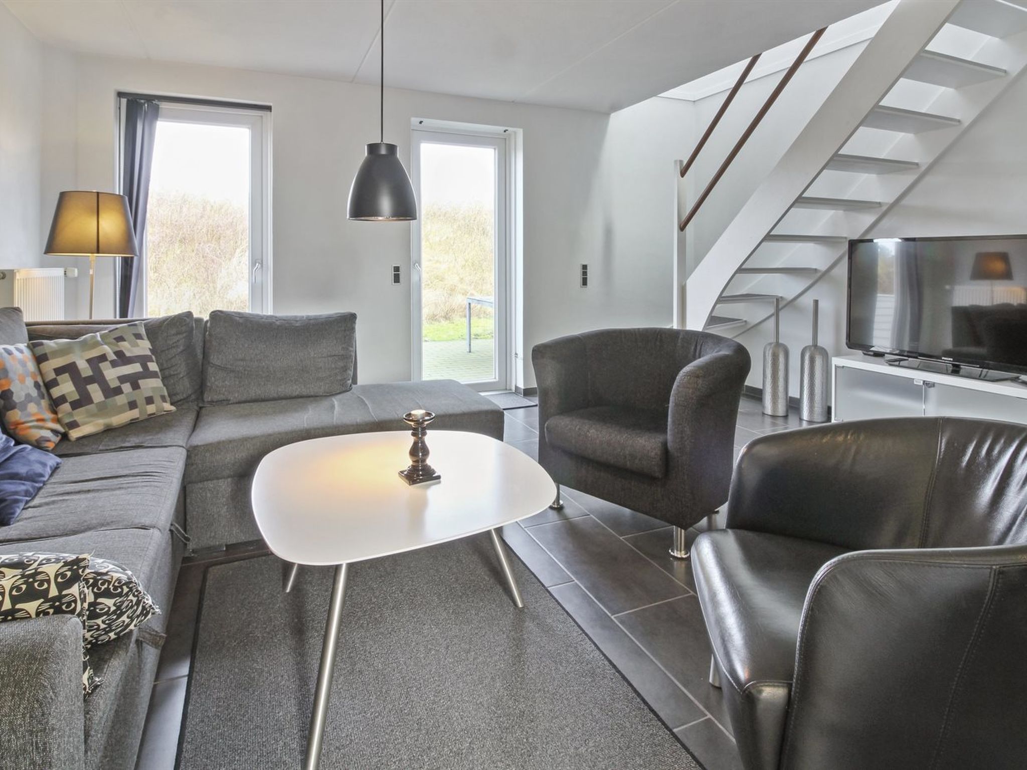 "Alvild" - 2.3km from the sea", appartement 4-kamers 73 m2. Het objekt is geschikt voor 6 volwassenen. Woonkamer met 1 divanbed, TV, radio en DVD. 1 kamer met 1 2-pers bed. 1 kamer met 2 bedden. 1 kam..